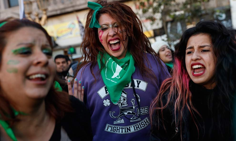 Tres mujeres expresan su alegría. (DAVID FERNÁNDEZ)