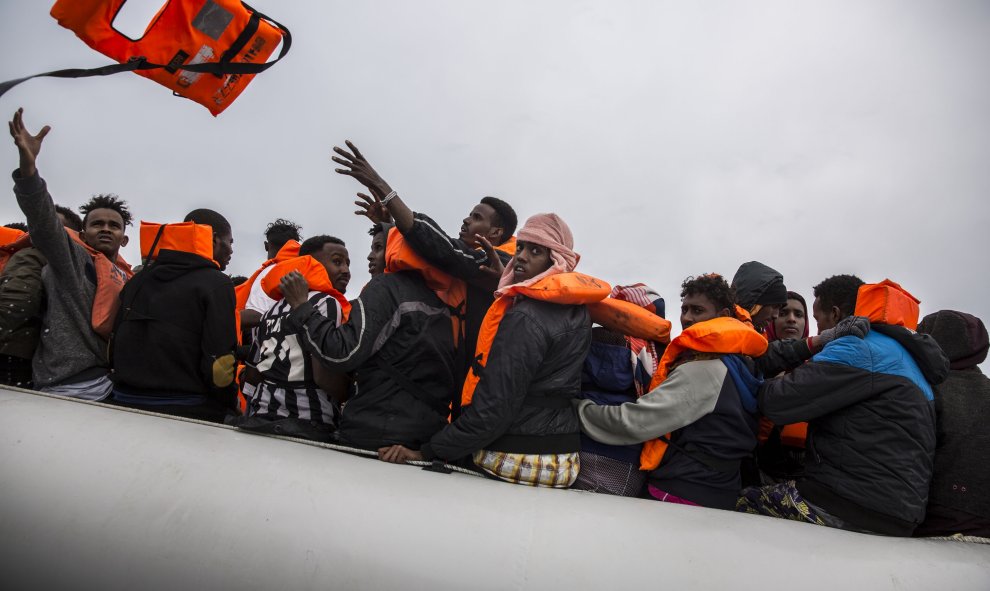 Exponer las fotos de esta realidad en un rompeolas es una oportunidad de mostrar, de una forma metafórica, lo  que sucede a las puertas de Europa. - OLMO CALVO