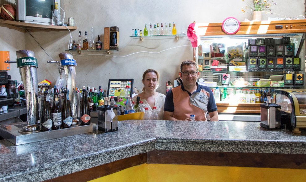 Tamara y Fernando, en su bar de Vicolozano. / J. GÓMEZ