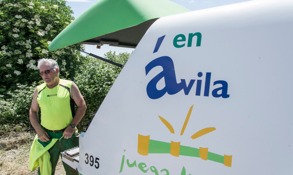 Fernando, de la brigada de limpieza de Ávila. / J. GÓMEZ