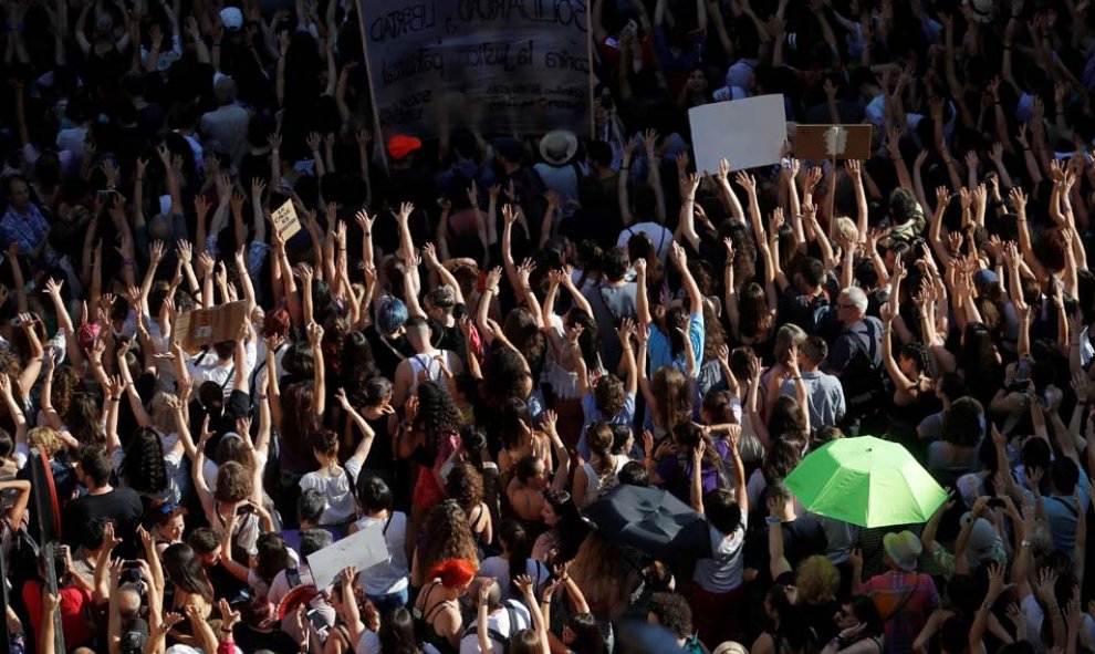 Manifestación de mujeres en Madrid, esta tarde ante el Ministerio de Justicia, en protesta por la puesta en libertad de 'La Manada'. (JUAN CARLOS HIDALGO | EFE)