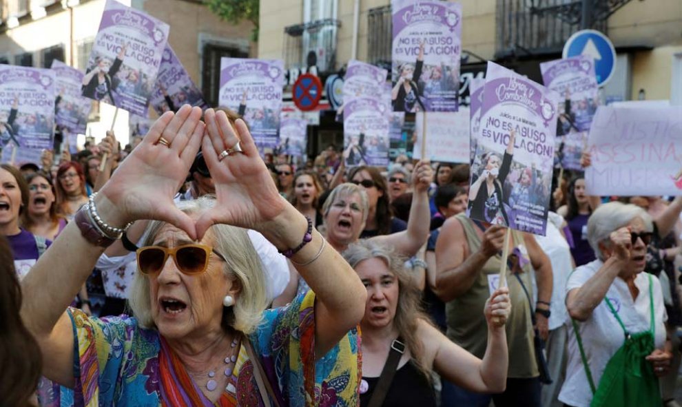 Manifestación de mujeres en Madrid, esta tarde ante el Ministerio de Justicia, en protesta por la puesta en libertad de 'La Manada'. (JUAN CARLOS HIDALGO | EFE)