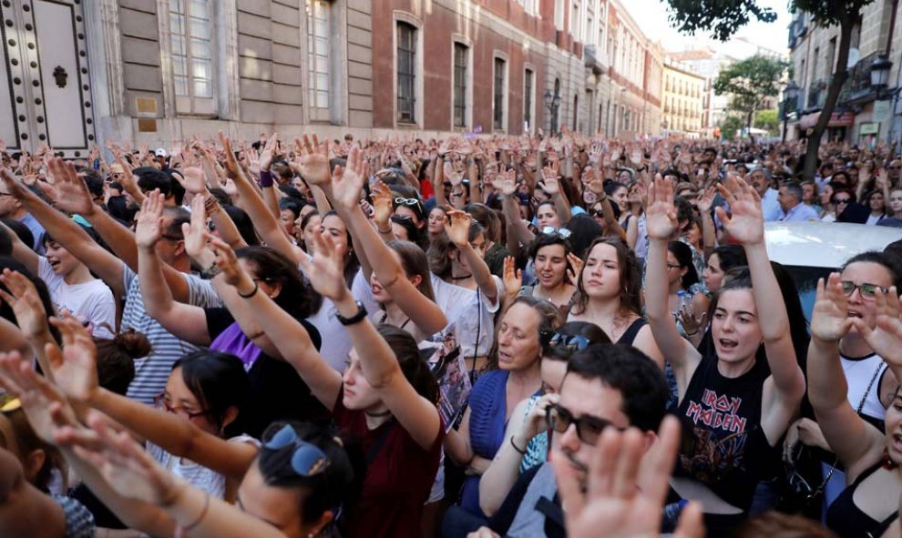 Manifestación de mujeres en Madrid, esta tarde ante el Ministerio de Justicia, en protesta por la puesta en libertad de 'La Manada'. (JUAN CARLOS HIDALGO | EFE)