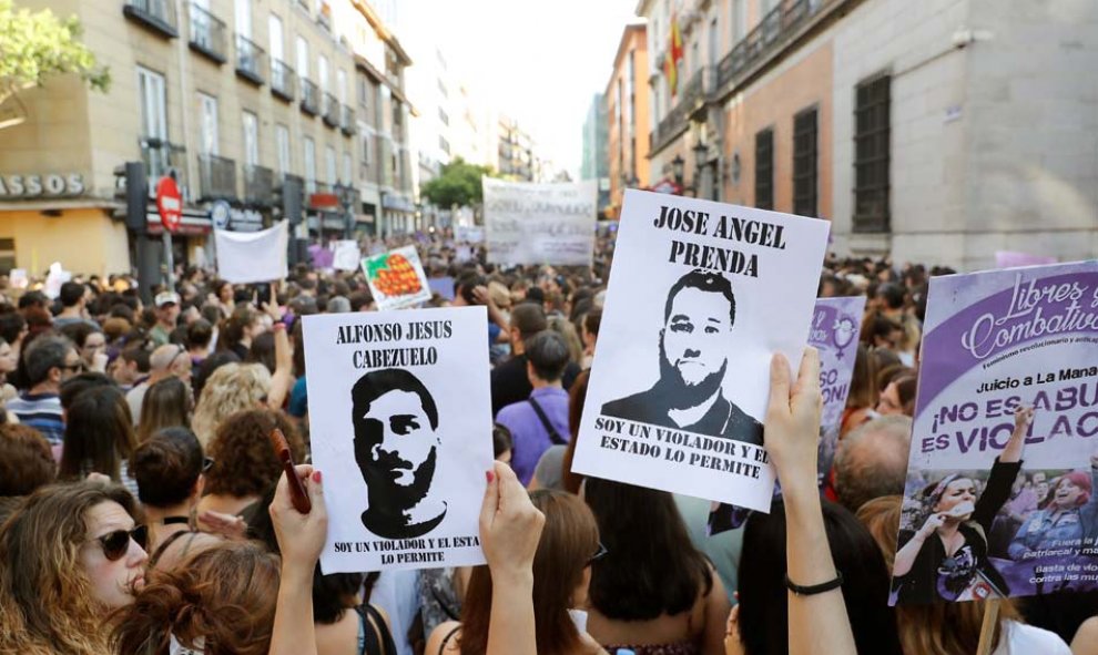 Manifestación de mujeres en Madrid, esta tarde ante el Ministerio de Justicia, en protesta por la puesta en libertad de 'La Manada'. (JUAN CARLOS HIDALGO | EFE)