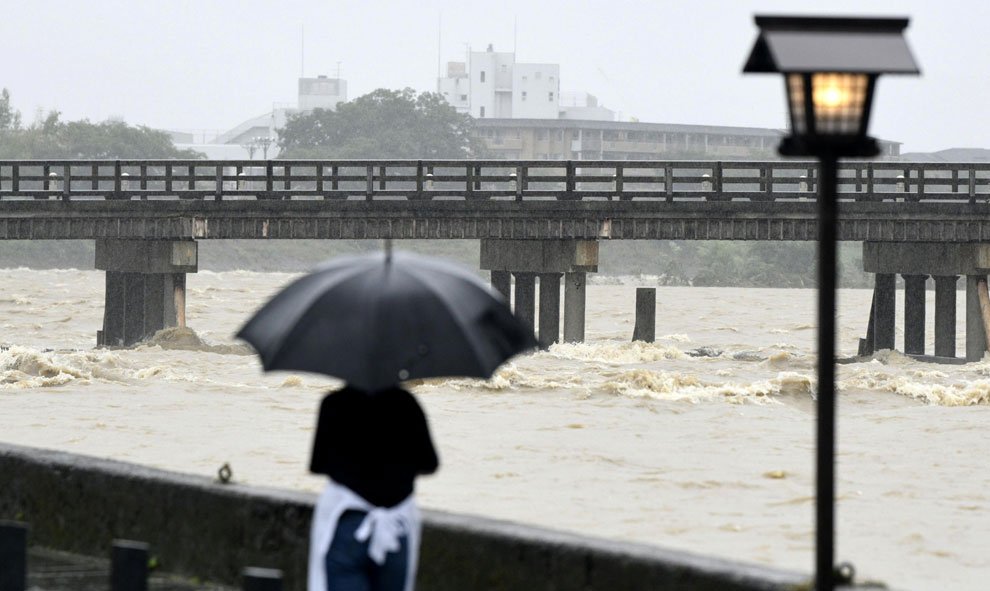 Las lluvias torrenciales provocan inundaciones y deslizamientos de tierras en el oeste de Japón. / Reuters