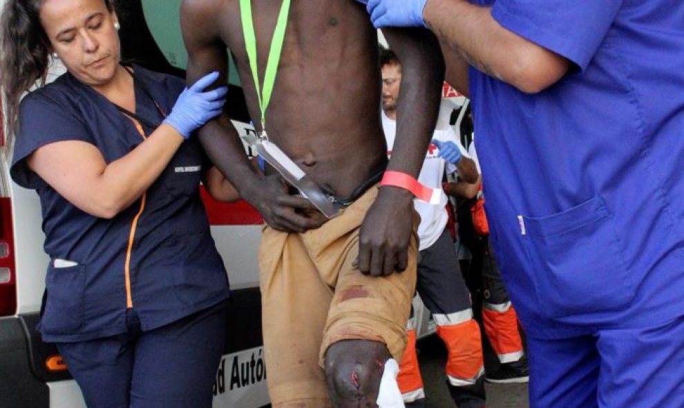 Uno de las 592 personas atendidas por Cruz Roja Ceuta tras el salto a la valla/EFE