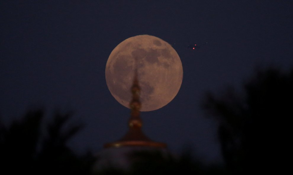 La luna de sangre, detrás de la gran mezquita de Sheikh Zayed en Abu Dhabi, Emiratos Árabes. REUTERS/Christopher Pike