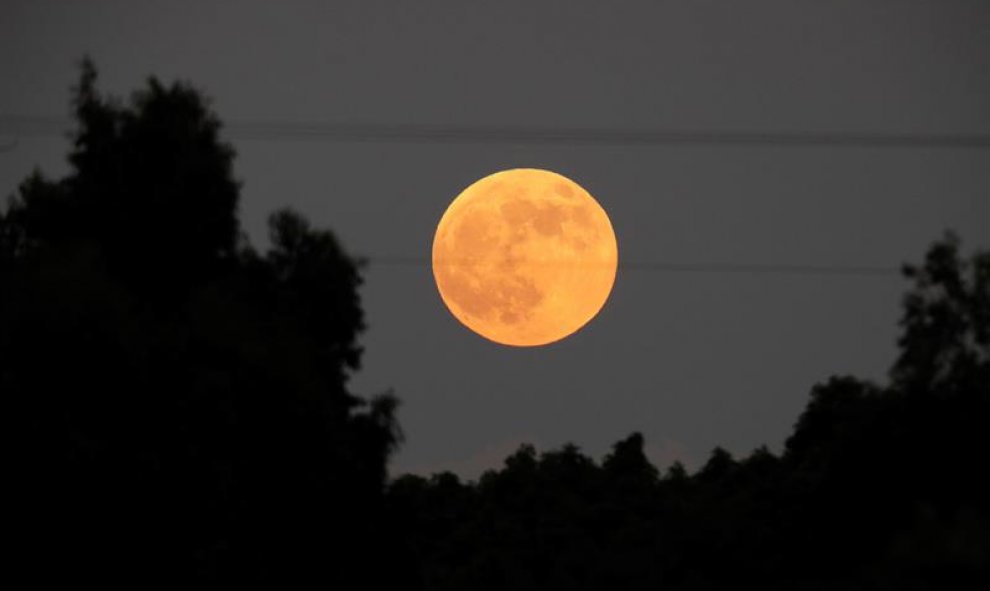 La luna de sangre, desde Natanya, Israel. EFE/Abir Sultan