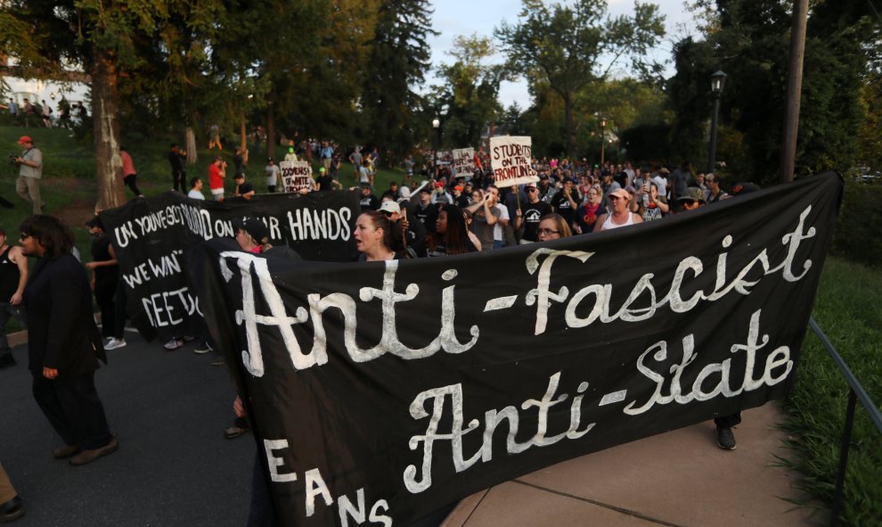 Cortejo anarquista de la manifestación que clama contra el fascismo y el Estado. | REUTERS