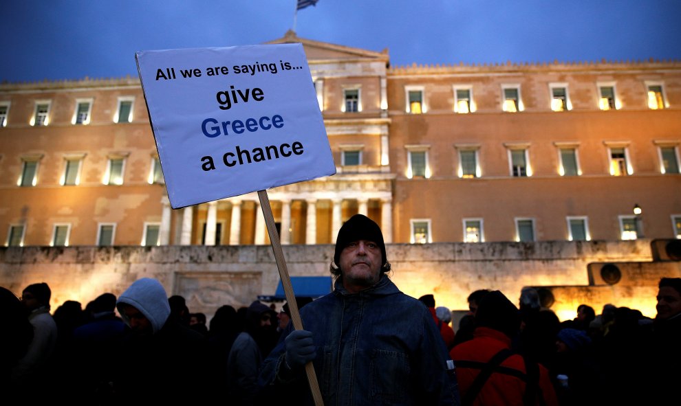 Desde que estalló la crisis de la deuda a principios de 2010, cuatro gobiernos sucesivos se han esforzado por evitar la quiebra, bajo el amparo del mayor rescate en la historia económica. / REUTERS - YANNIS BEHRAKIS