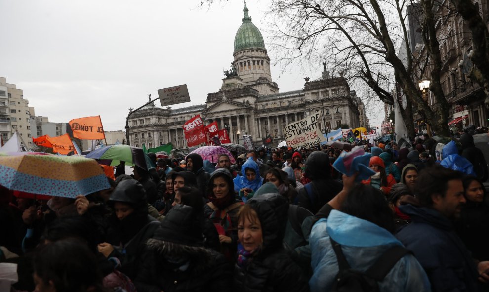 Decenas de miles de personas marcharon desde el Congreso argentino en una manifestación en defensa de la universidad pública, en Buenos Aires (Argentina). EFE/David Fernández