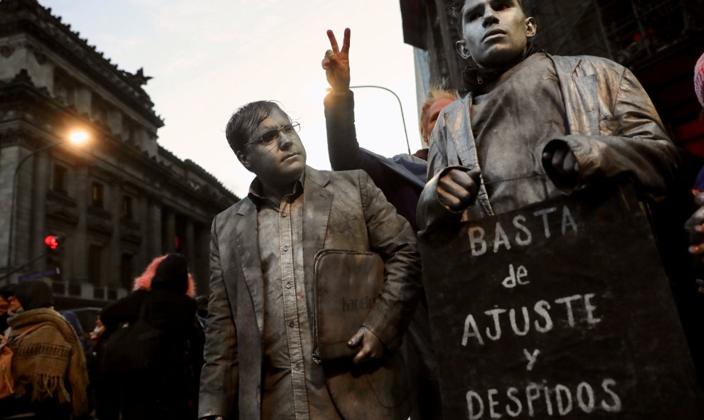 Manifestantes pintandos de gris en la marcha por la defensa de la universidad pública, en Buenos Aires (Argentina). REUTERS/Marcos Brindicci