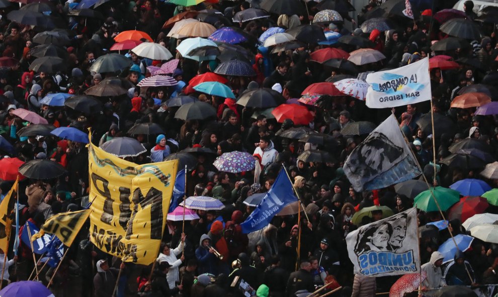 Decenas de miles de personas participan en una marcha en defensa de la universidad pública en la ciudad de Buenos Aires (Argentina). EFE/David Fernández