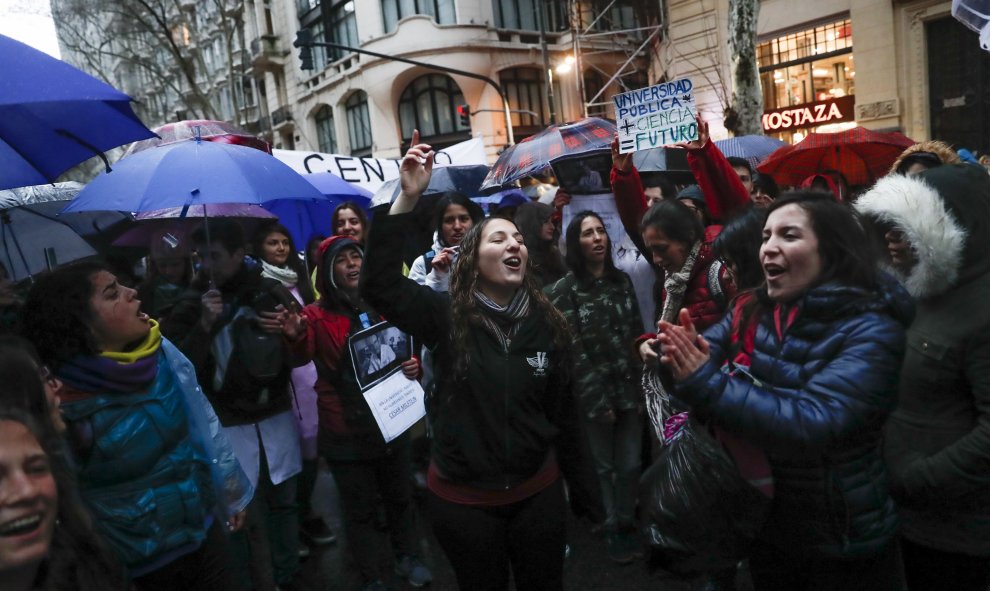 Horas después de que el peso se depreciara un 10,72 % frente al dólar, el clima de la marcha fue más caliente todavía a pesar del frío y la lluvia - EFE/David Fernández