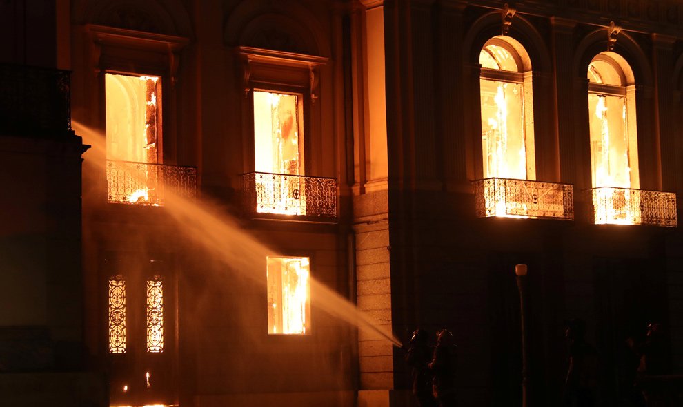 Los bomberos tratan de extinguir la violencia del fuego desatado en el recinto.- REUTERS/Ricardo Moraes