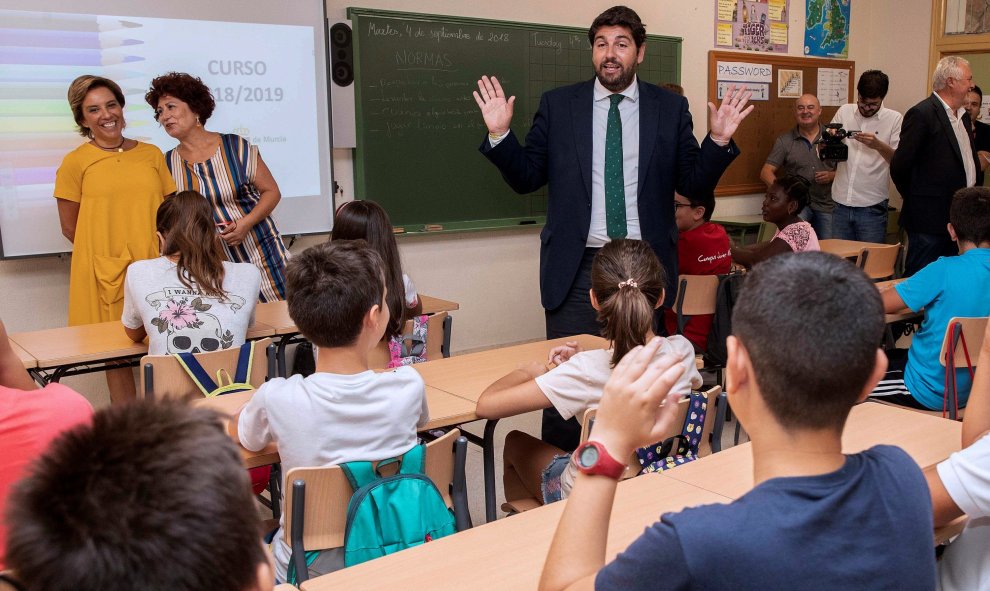 El presidente de la Región de Murcia Fernando López Miras acompañado por la consejera de educación Adela Martínez Cachá, esta mañana en el colegio Begastri de Cehegín en Murcia - EFE/Marcial Guillén