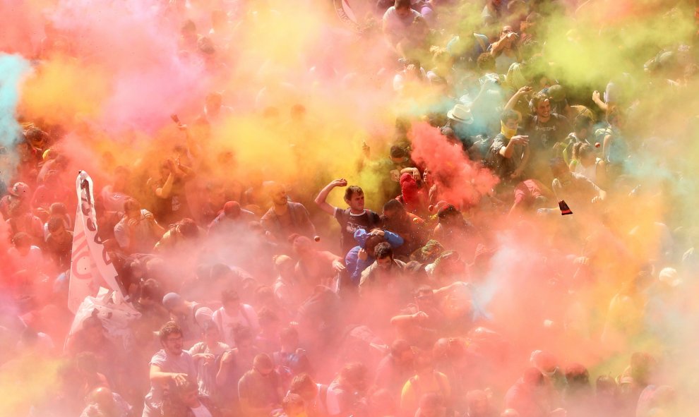 Los manifestantes por la independencia de Catalunya lanzan pintura contra la policía autonómica. | Reuters