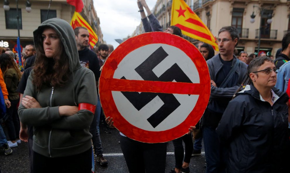 Manifestantes en el 9 d'Octubre llevan pancartas antifascistas. REUTERS/Heino Kalis