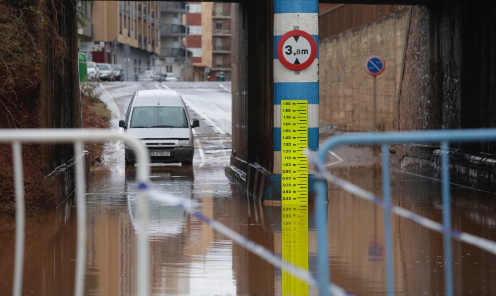 Vista de un paso subterráneo en Burriana completamente anegado por las fuertes lluvias - EFE/Domenech Castelló