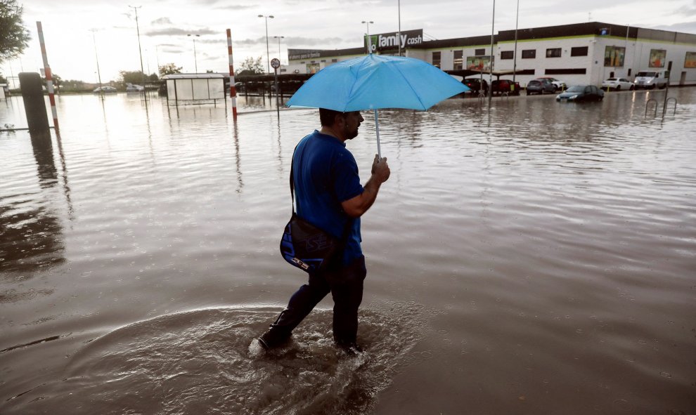 Desde las 22 horas de anoche hasta las 3.30 horas de este viernes el teléfono de emergencias 112-Generalitat ha recibido un total de 168 llamadas por las intensas precipitaciones - EFE/Kai Försterling