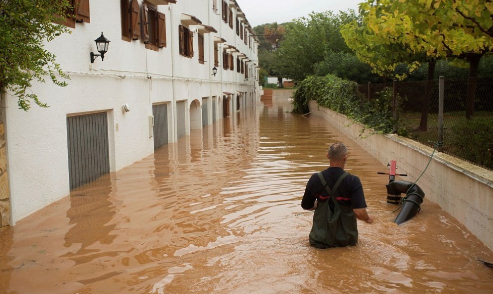 Las lluvias caídas durante el episodio de gota fría por la la provincia de Castellón se mantiene en alerta roja y han causado numerosos daños en los municipios del norte de la Comunidad Valenciana. En la foto, bomberos achican agua. EFE