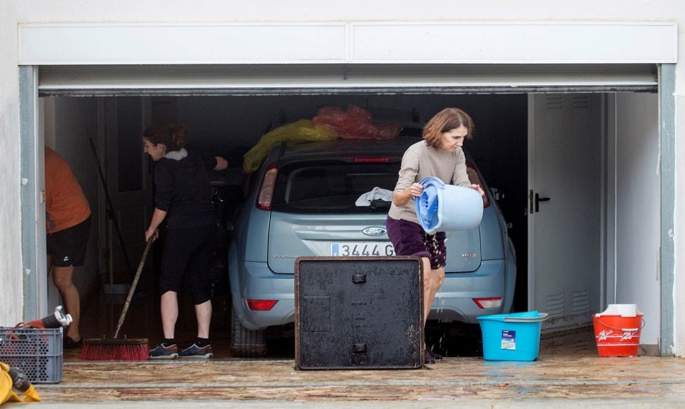 Las lluvias caídas durante el episodio de gota fría por la la provincia de Castellón se mantiene en alerta roja y han causado numerosos daños en los municipios del norte de la Comunidad Valenciana. En la foto, bomberos achican agua. EFE