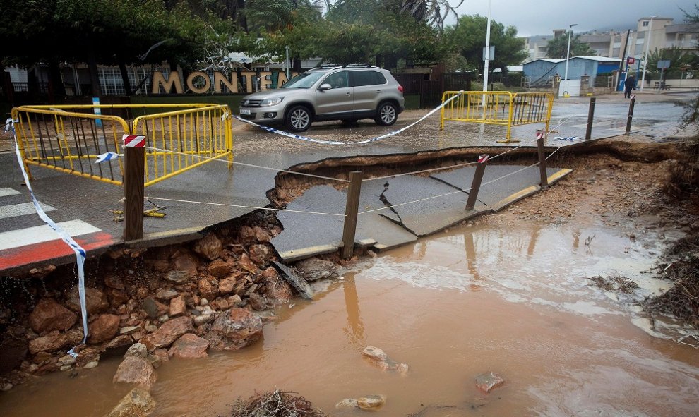 Las consecuencias del fuerte temporal en Tarragona, que llegó a romper los guardarraíles de una carretera. EFE