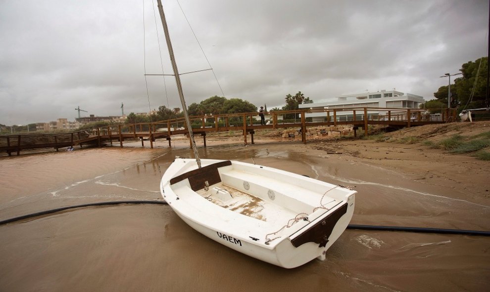 Una barcaza arrastrada por las fuertes lluvias de Catellón. EFE/ Domenech Castelló