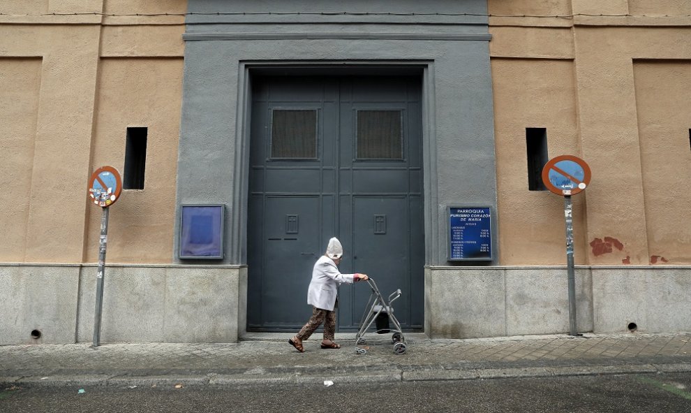 Una mujer con una bolsa de plástico en la cabeza en Madrid. REUTERS/Susana Vera