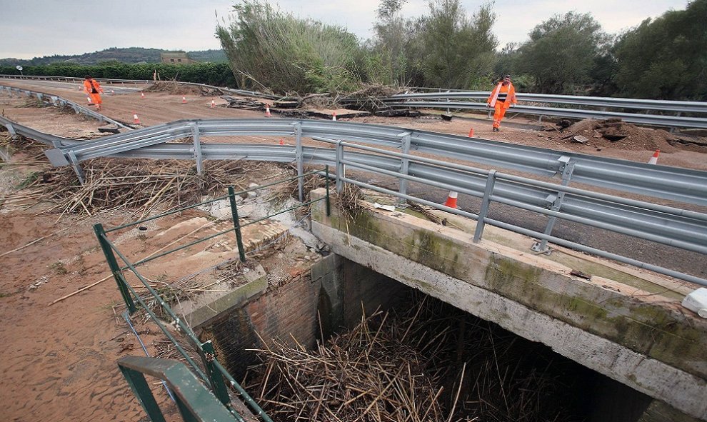 Las consecuencias del fuerte temporal en Tarragona, que llegó una carretera. EFE