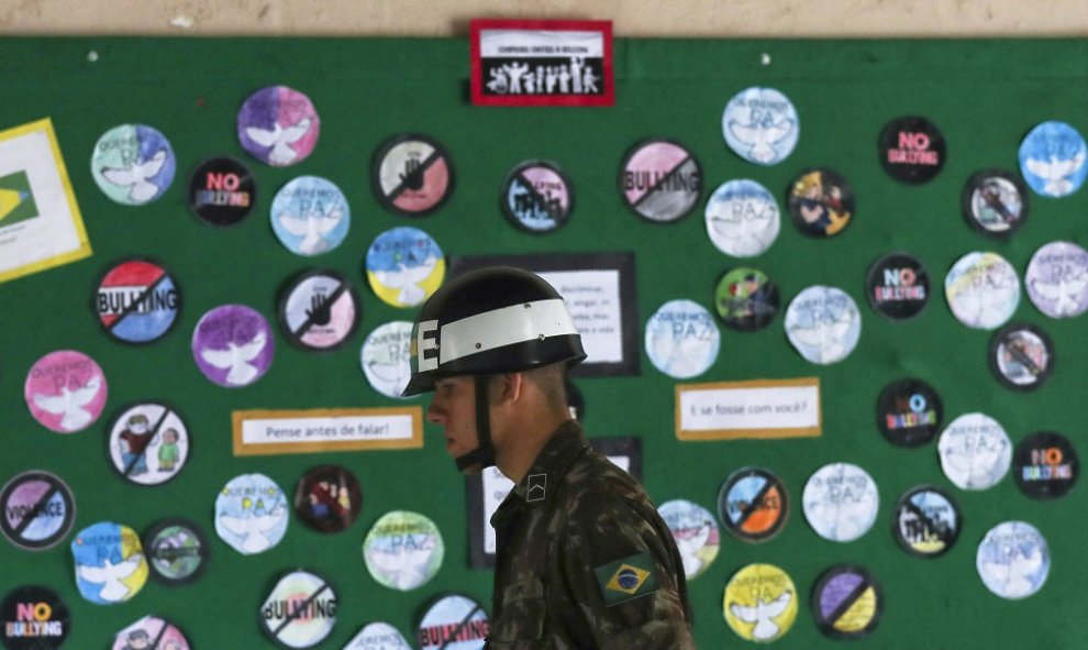 Un soldado brasileño en el centro de votación, donde Jair Bolsonaro, legislador de extrema derecha y candidato presidencial del Partido Social Liberal (PSL), emitirá su voto, en Río de Janeiro, Brasil, el 28 de octubre de 2018. REUTERS / Ricardo Moraes /P