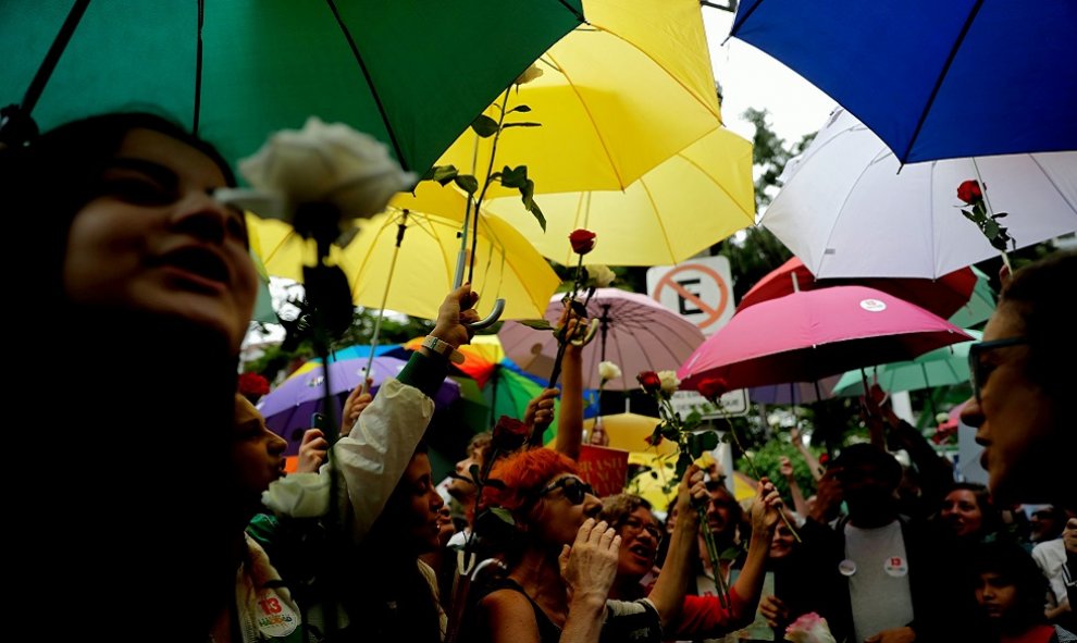 SAO PAULO (BRASIL), 28/10/2018.- Simpatizantes del candidato a la presidencia de Brasil Fernando Haddad gritan consignas hoy, domingo 28 de octubre de 2018, afuera de un colegio electoral en la ciudad de Sao Paulo (Brasil). Los colegios electorales de Bra