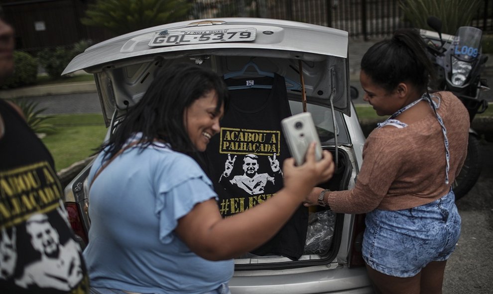 RÍO DE JANEIRO (BRASIL), 27/10/2018.- Simpatizantes del candidato a la presidencia de Brasil el ultraderechista Jair Bolsonaro compran productos con la imagen del candidato hoy, sábado 27 de octubre de 208, en Río de Janeiro (Brasil). El ultraderechista J