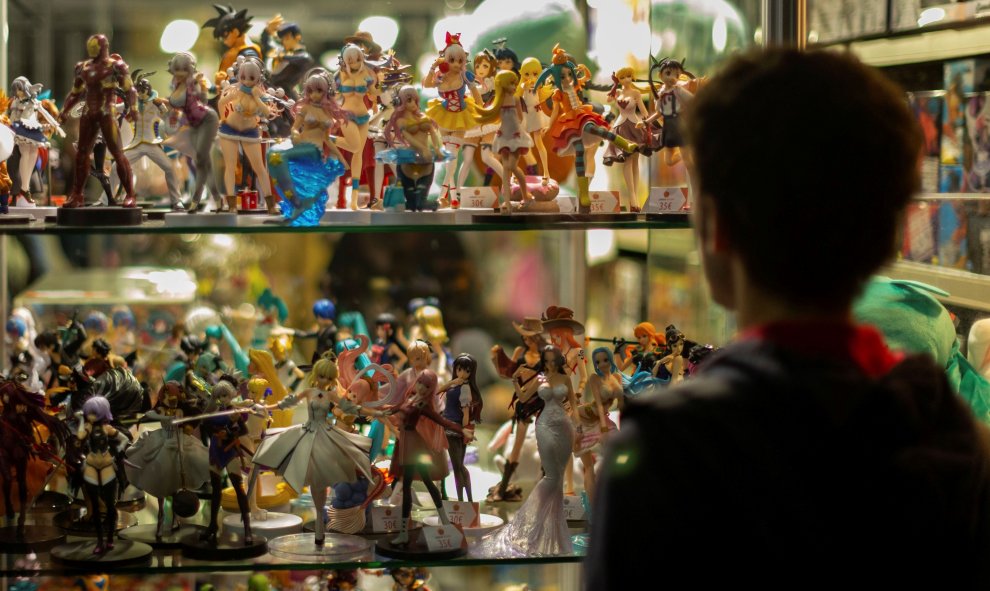 Un hombre observa una estantería con réplicas de juguete en el XXIV Salón del Manga de Barcelona. EFE/Enric Fontcuberta.