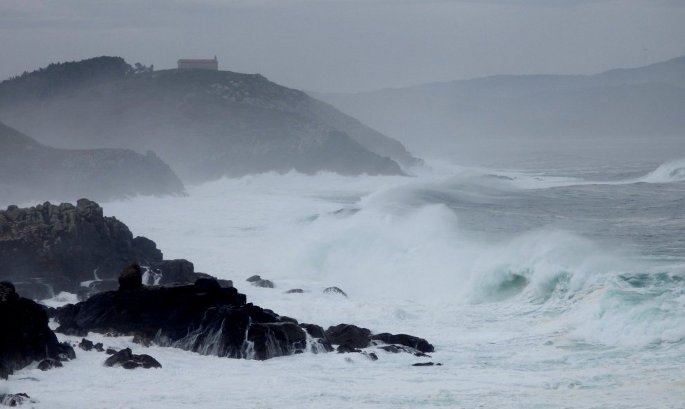 Vista de la costa del concello coruñés de Camariñas, con la Ermida de Nosa Señora do Monte en la cumbre del acantilado, durante una jornada en la que se mantiene activo en Galicia la alerta naranja por temporal costero decretado por la Dirección General d