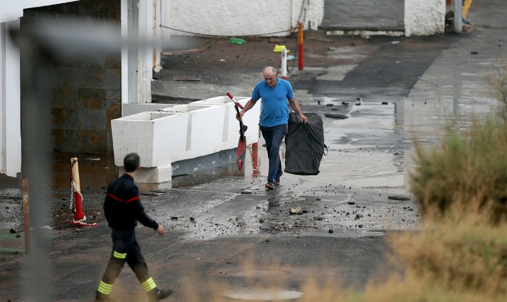 Varias familias han sido evacuadas del edificio El Roque en Mesa del Mar (Tacoronte) ya que el agua por el fuerte oleaje llegó a la segunda planta y rompió los cristales del primer piso. EFE/Cristóbal García