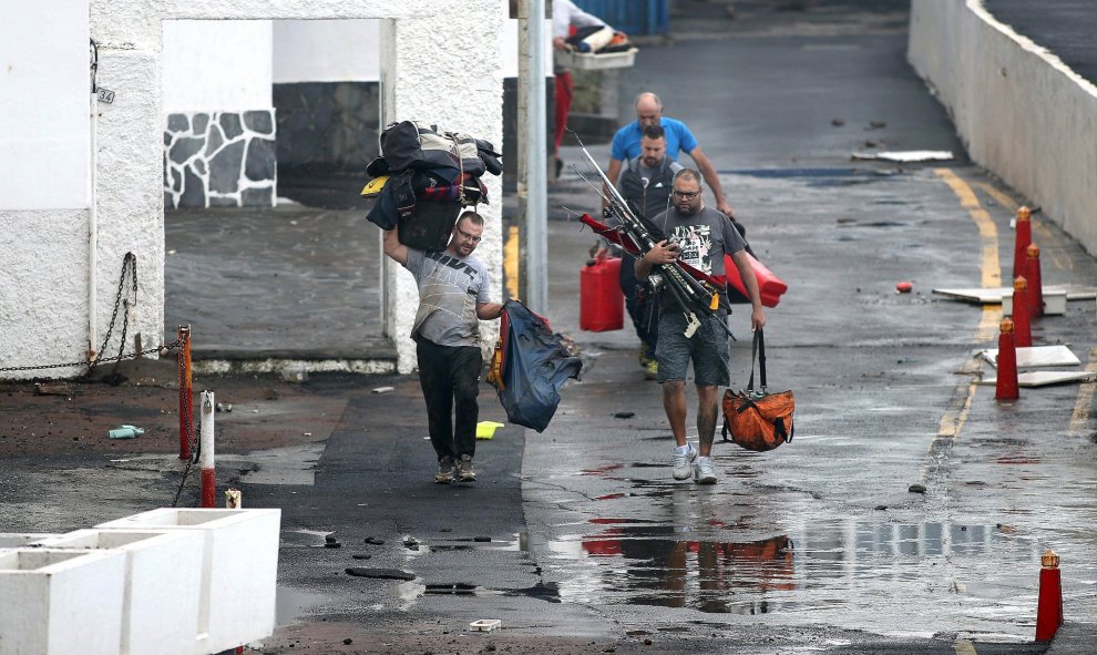 Varias familias han sido evacuadas del edificio El Roque en Mesa del Mar (Tacoronte) ya que el agua por el fuerte oleaje llegó a la segunda planta y rompió los cristales del primer piso. EFE/Cristóbal García