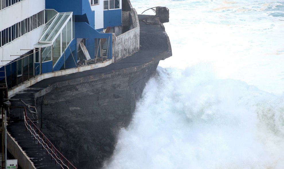 Fuerte oleaje obliga a desalojar a 39 personas de dos edificios en Tenerife. EFE/Cristobal García