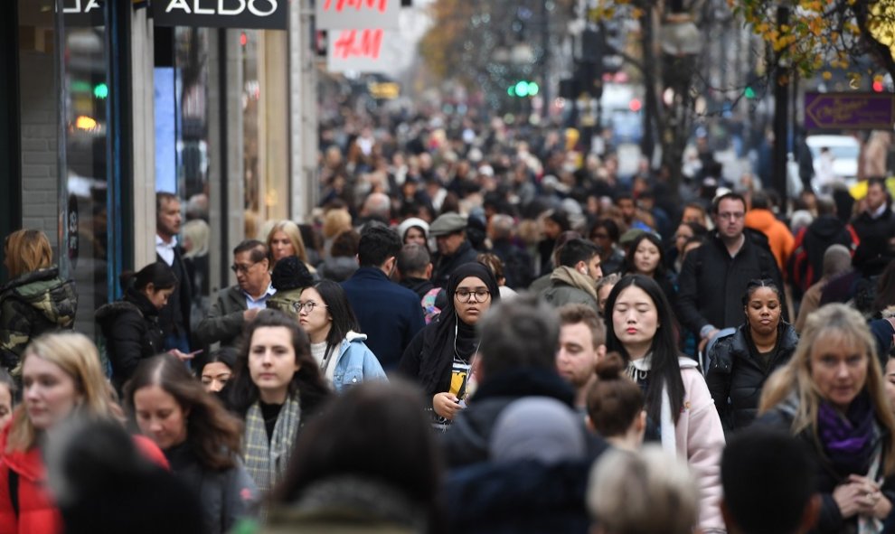 Oxford Street (Londres) durante el Black Friday.  EFE/ Facundo Arrizabalaga