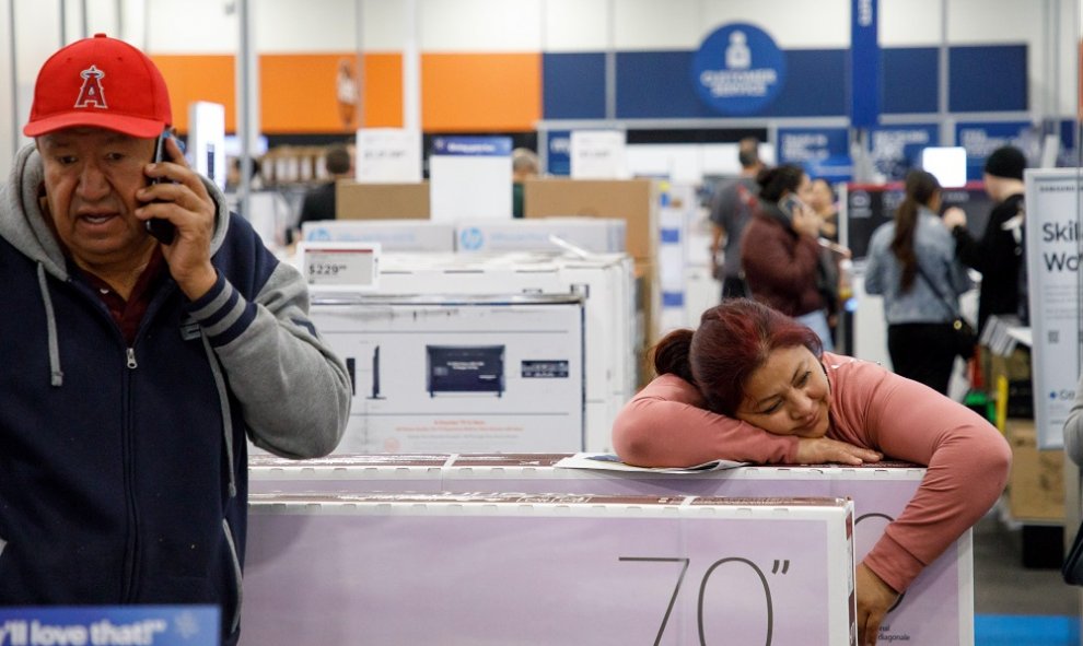 Un hombre y una mujer durante el Black Friday de EEUU.  EFE/ Eugene Garcia