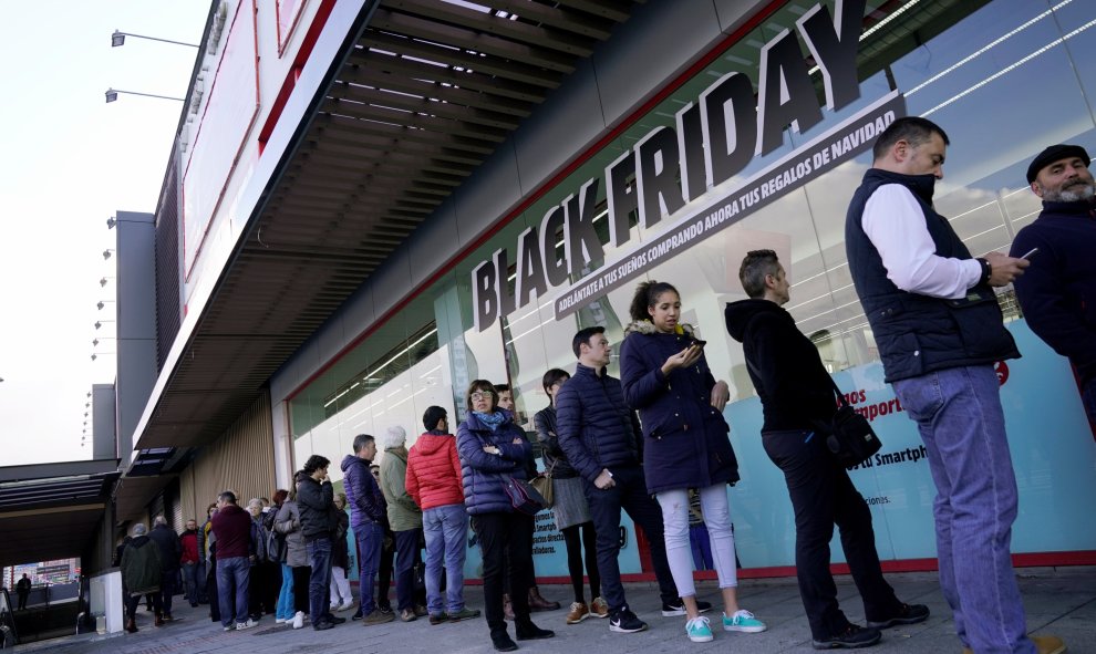 La gente esperando que abra un negocio en Barakaldo. REUTERS/Vincent West