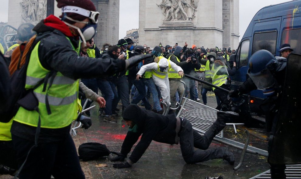 Instantes que captan la carga policial en los aledaños del Arco del triunfo, uno de los lugares de París que ha sido tomado por los chalecos amarillos.- Stephane Mahe/REUTERS