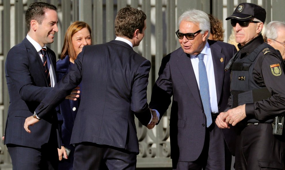 El expresidente del gobierno Felipe González (d), y el presidente del PP Pablo Casado, se saludan a su llegada al Congreso de los Diputados, en el que se celebra  la solemne conmemoración del 40 aniversario de la Constitución. EFE/JuanJo Martín