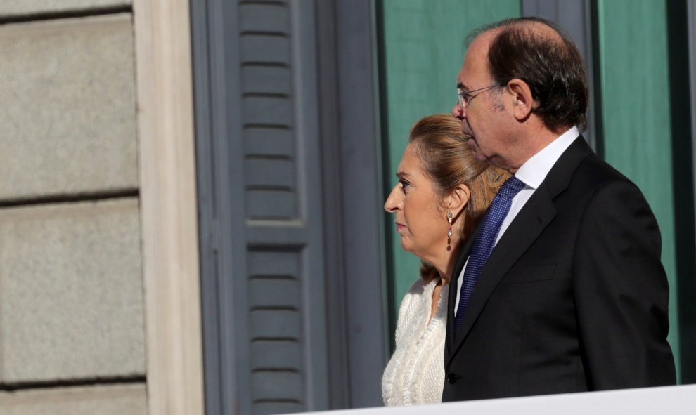 Los presidentes del Congreso, Ana Pastory Senado, Pío García Escudero, en la Cámara Baja, donde se celebra el acto solemne conmemorativo del 40 aniversario de la Constitución. EFE/ Juanjo Martín