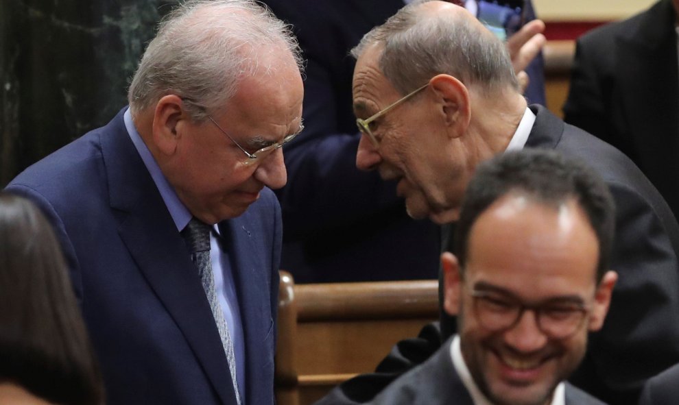 El exvicepresidente del gobierno Alfonso Guerra (i), y el exsecretario General de la OTAN Javier Solana (d), a su llegada al hemiciclo del Congreso de los Diputados, en el que se celebra la solemne conmemoración del 40 aniversario de la Constitución. EFE/