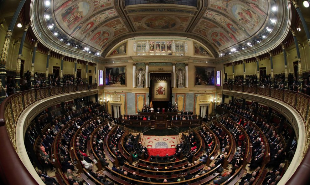 Vista general del hemiciclo del Congreso de los Diputados, durante el discurso del Rey Felipe VI, en la solemne conmemoración del 40 aniversario de la Constitución. EFE/Zipi