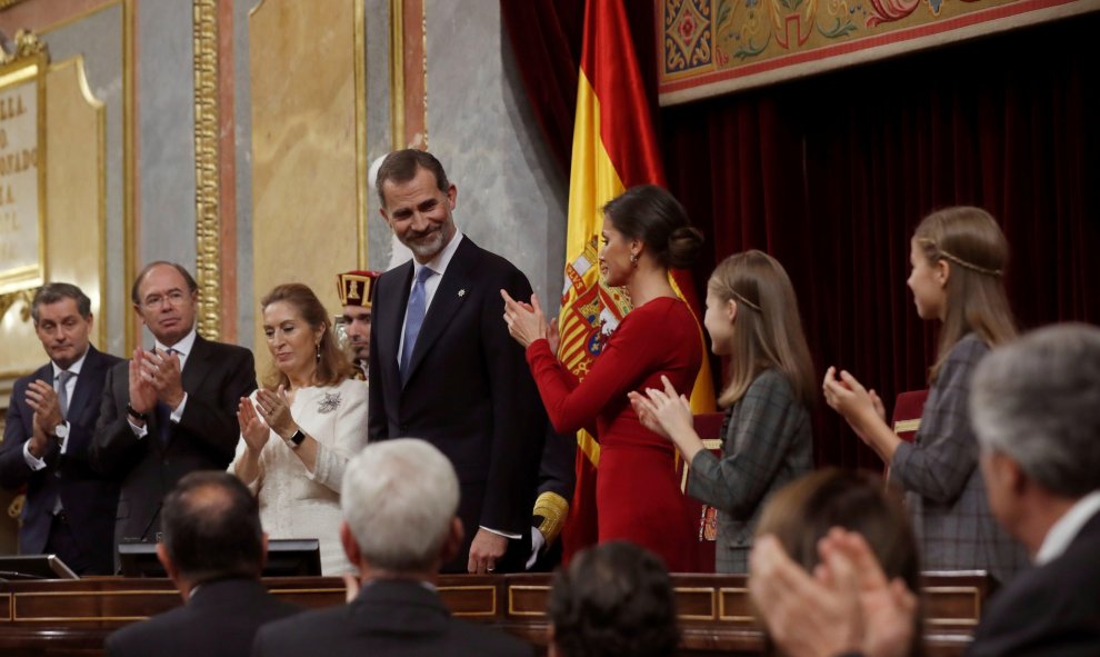 El rey Felipe VI, junto a la reina Letizia, la princesa Leonor (2d) y la Infanta Sofía, en el hemiciclo del Congreso de los Diputados, en el que se celebra la solemne conmemoración del 40 aniversario de la Constitución. EFE/Kiko Huesca