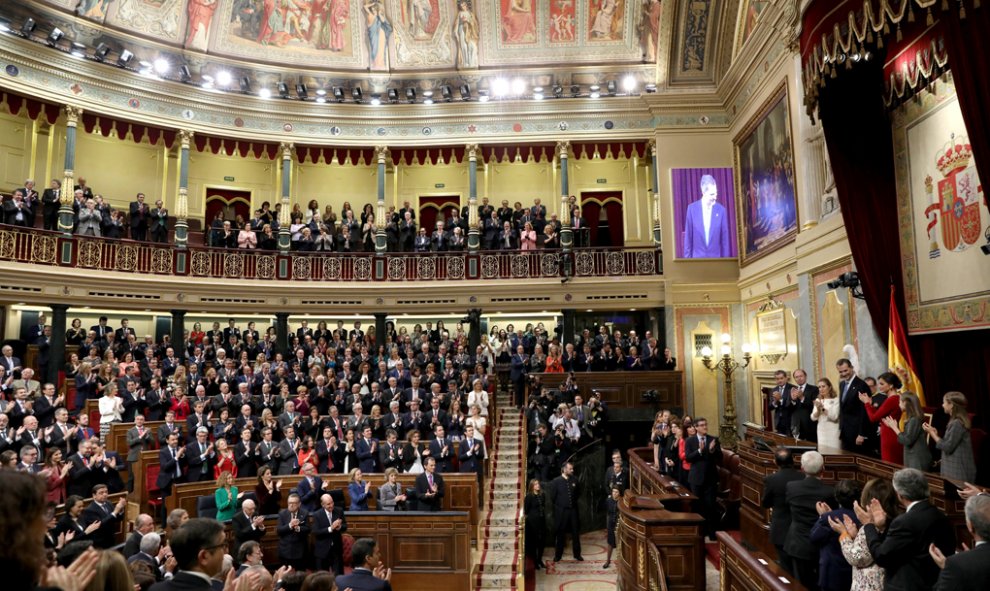 Los asistentes en el hemiciclo del Congreso de los Diputados aplauden tras finalizar el discurso del rey Felipe VI en el acto de la solemne conmemoración del 40 aniversario de la Constitución. REUTERS/Susana Vera