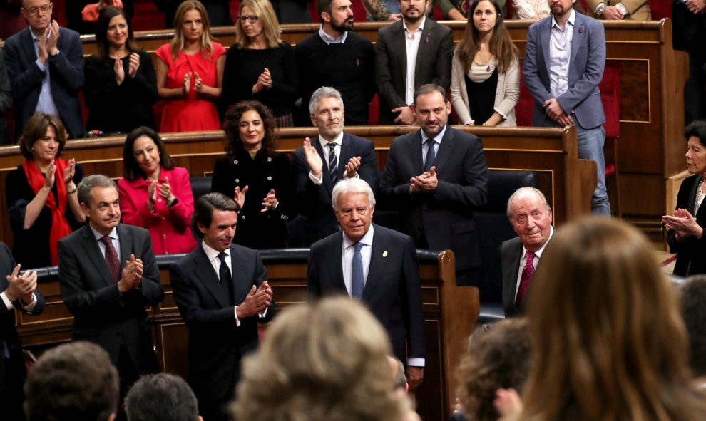 Los asistentes en el hemiciclo del Congreso de los Diputados al acto de la solemne conmemoración del 40 aniversario de la Constitución aplauden al rey emérito Juan Carlos I. REUTERS/Susana Vera