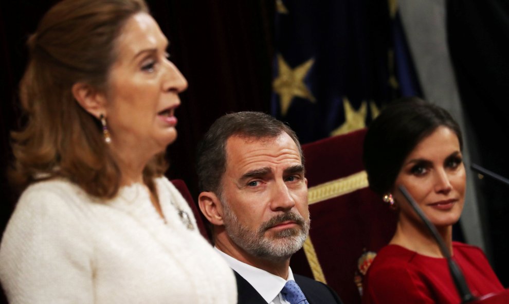 Los reyes Felipe y Letizia escuchan el discurso de la presidenta del Congreso, Ana Pastor, durante la solemne conmemoración del 40 aniversario de la Constitución. REUTERS/Susana Vera